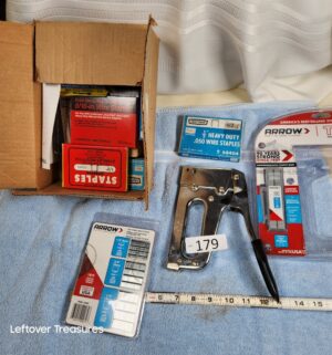 j179- staple gun w/ staples - Image 1