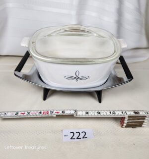 j222- Corning Ware 2.5 quart casserole dish Black Trefoil - Image 1