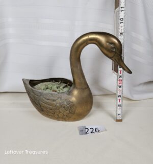 j226- vintage brass swan - Image 1