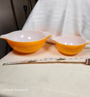 j274- Pyrex mixing bowls in the Daisy or Sunflower patter - Image 1