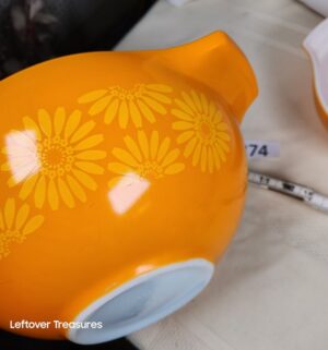j274- Pyrex mixing bowls in the Daisy or Sunflower patter - Image 2
