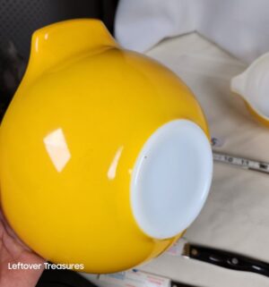 j275- vintage yellow pyrex mixing bowls - Image 2