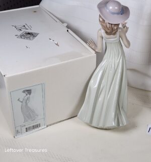 k138- Gentle Breeze. Nao/Lladro 1158 - Image 3