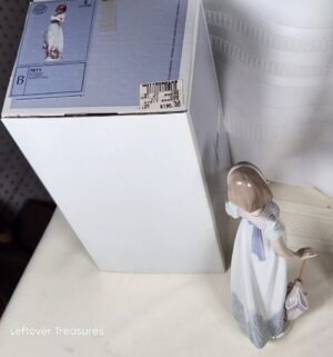 k143- Summer Stroll. Lladro 7611 - Image 4