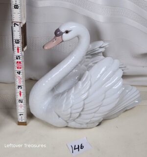 k146- Swan with Wings Spread. Lladro 05231