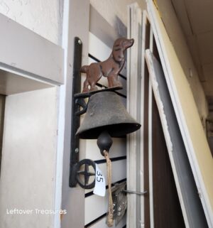L35- cast iron doorbell featuring a dog motif.