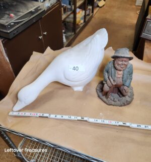 L40- 2 figurines