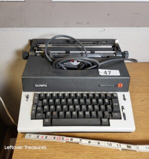 L47- vintage olympia report de luxe typewriter