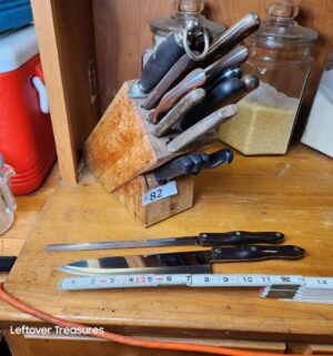 L82- knife block w/ 2 cutco knives