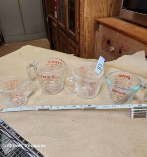 L83- pyrex measuring cups
