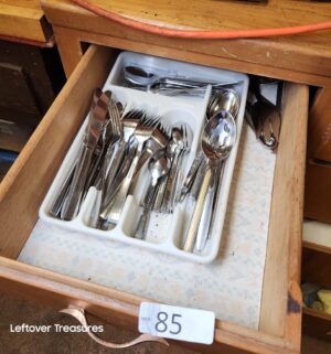 L85- misc kitchen items - Image 4