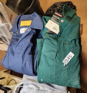 L145- shop clothing, jeans