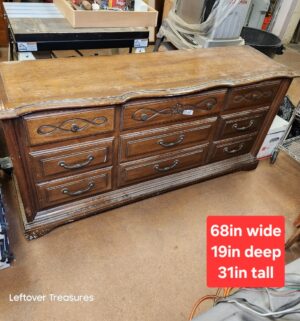 L148- vintage 9 drawer dresser