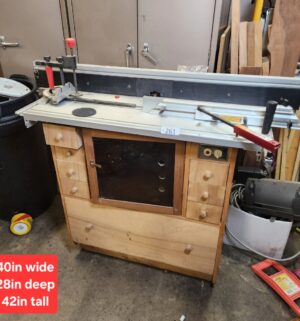 L261- woodworking router table. Triton Dual mode precision plunge router