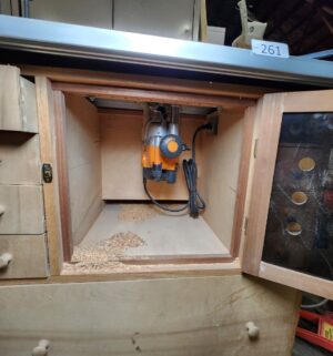 L261- woodworking router table. Triton Dual mode precision plunge router - Image 4