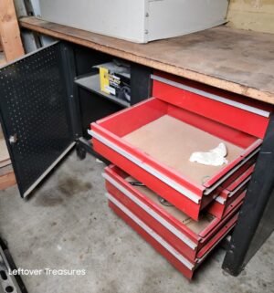 L327- work bench tool chest w/ key - Image 3