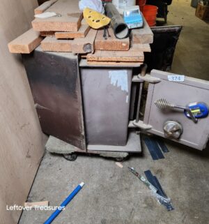 L374- iron stove - Image 3