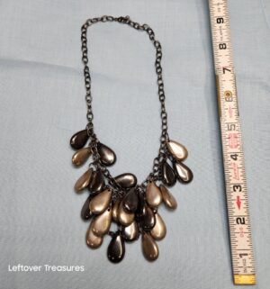 p24- Vintage teardrop costume necklace