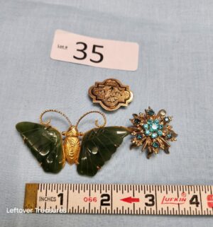 p35- 3 vintage brooches
