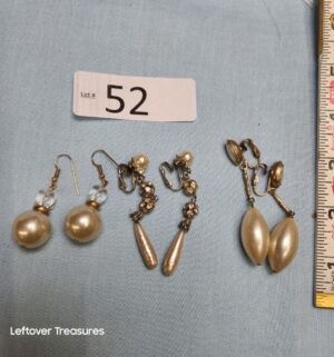 p52- vintage faux pearl earrings