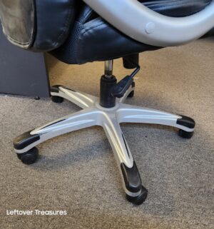 M3- Very Nice office chair - Image 3