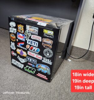 M4- Magic Chef Mini Fridge. Works