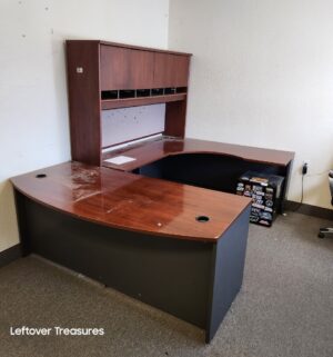 M6- Executive U-Desk w/ Hutch. Excellent Condition. Tools Required to remove