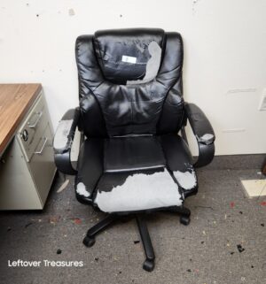 M8- Worn Office Chair. Stil Comfortable