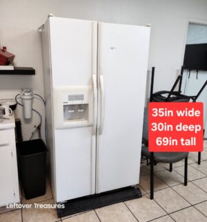 M54- Kenmore Refrigerator w/ working water/ice maker