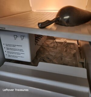 M54- Kenmore Refrigerator w/ working water/ice maker - Image 4