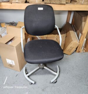 M146- rolling office chair