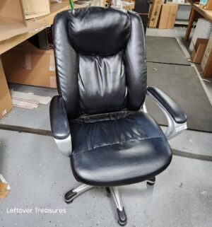 M148- very nice office chair
