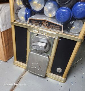 M188- Vintage beaver mechanical capsule vending machine - Image 3