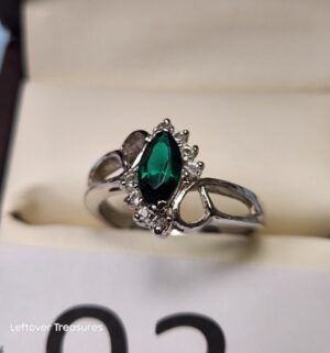 p93- Green Stone Fashion Ring