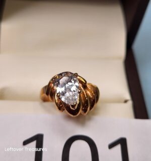 p101- vintage style clear stone Fashion Ring