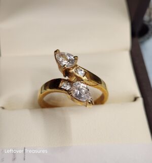 p103- Serpentine Style Clear Stone Fashion Ring