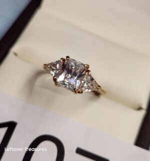 p107- clear stone Fashion Ring