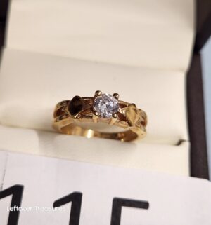 p115- clear stone fashion ring