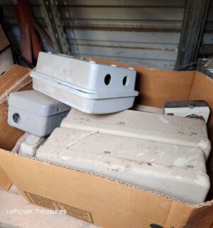 n31- misc hardware and contents on 3 shelves - Image 3