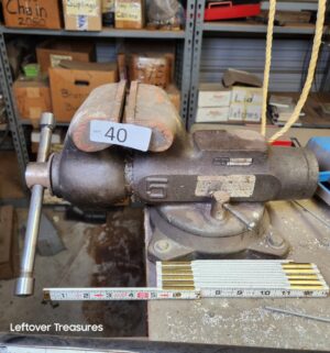 n40- Duracraft 5" Swivel Bench Vise
