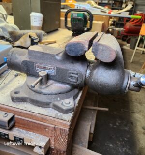 n40- Duracraft 5" Swivel Bench Vise - Image 3