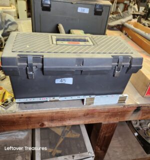n45- Rubbermaid Tool Box
