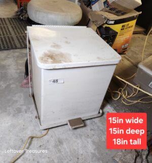 n48- Vintage metal Step Trash Can