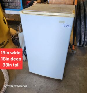 n159- sanyo refrigerator. Works
