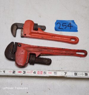 n254- 2 pipe wrenches