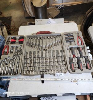 n370- Crescent Mechanic Set. 1 bit set, 1 socket missing.