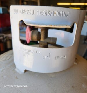 n378- 100 lb propane cylinder. Empty - Image 3