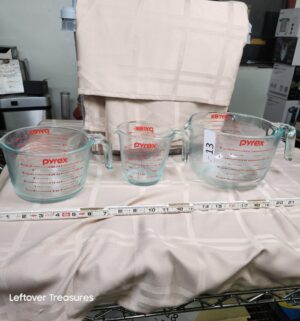 o13- Pyrex measuring cups