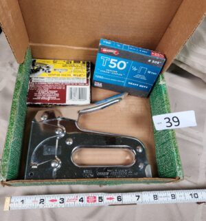 o39- Staple gun w/ staples - Image 1