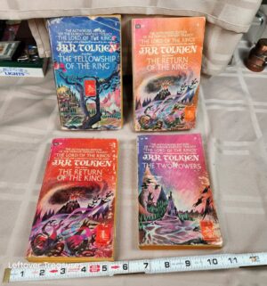 o43- 1960s paperback set of J.R.R. Tolkien's The Lord of the Rings trilogy - Image 1